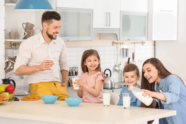 Familia Feliz Desayunando Con Leche Cocina —  Fotos de Stock