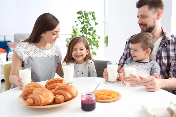 Mutlu Aile Kahvaltı Süt Ile Masada Olması — Stok fotoğraf