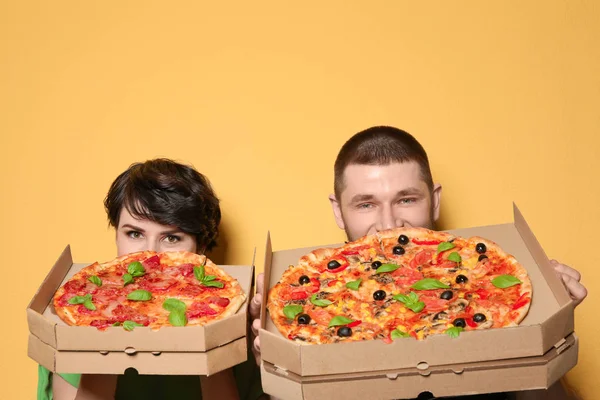 Atraente Jovem Casal Com Deliciosa Pizza Fundo Cor — Fotografia de Stock