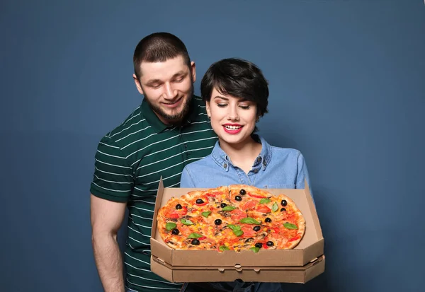 Atraente Jovem Casal Com Deliciosa Pizza Fundo Cor — Fotografia de Stock