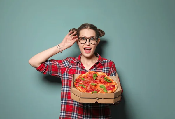Jolie Jeune Femme Avec Une Délicieuse Pizza Sur Fond Couleur — Photo