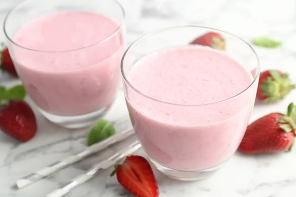 Glasses Healthy Detox Smoothie Strawberries Table — Stock Photo, Image