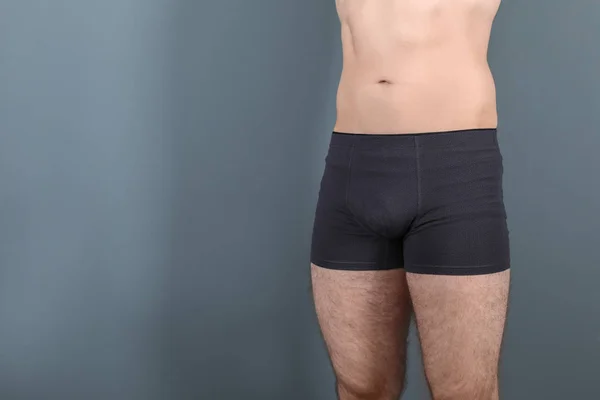 Attraktiver Junger Mann Unterwäsche Auf Grauem Hintergrund — Stockfoto