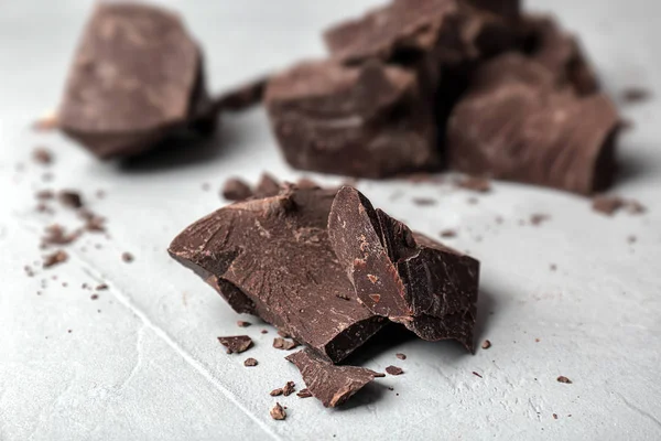 Вкусный Темный Шоколад Сером Фоне Крупным Планом — стоковое фото