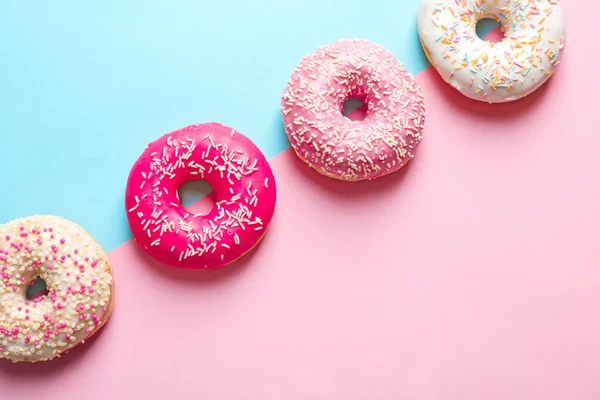 Deliciosos Donuts Com Polvilhas Fundo Cor Vista Superior — Fotografia de Stock