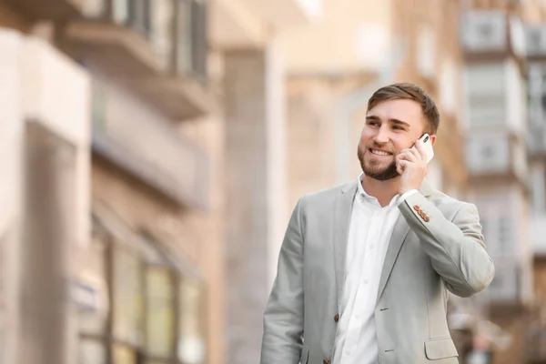 Retrato Jovem Empresário Falando Livre Por Telefone — Fotografia de Stock