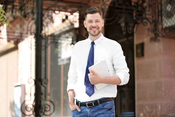 Porträt Eines Jungen Geschäftsmannes Mit Tablet Freien — Stockfoto