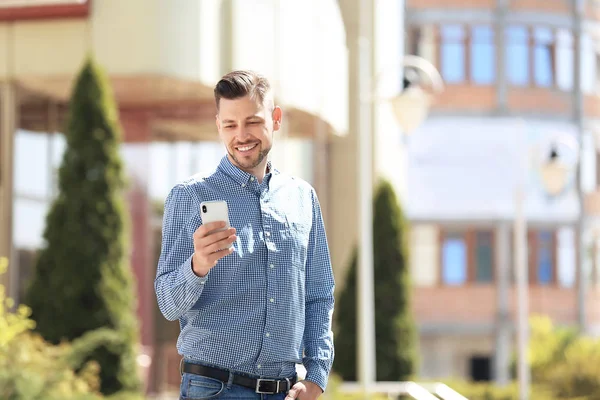 Retrato Jovem Com Smartphone Livre — Fotografia de Stock