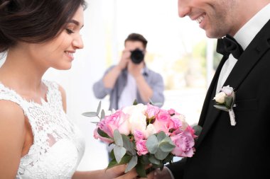 Profesyonel fotoğrafçı alarak fotoğraf düğün çift Studio