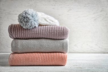 Masada sıcak örme giysiler yığını