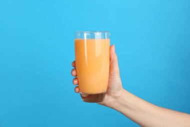 Güler yüzlü lezzetli ile cam renk arka plan üzerinde tutan kadın