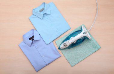 Temiz giysiler ve demir ahşap arka planda, üstten görünüm katlanmış