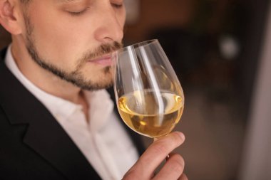 Şarap kapalı olan genç adam