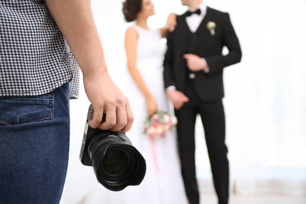 Professionele Fotograaf Met Camera Bruidspaar Studio — Stockfoto