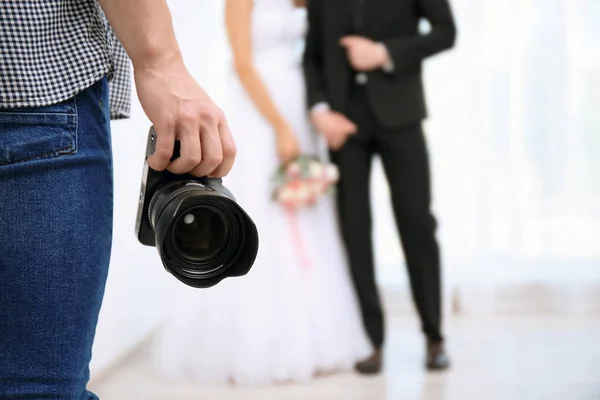 Fotógrafo Profissional Com Câmera Casal Casamento Estúdio — Fotografia de Stock