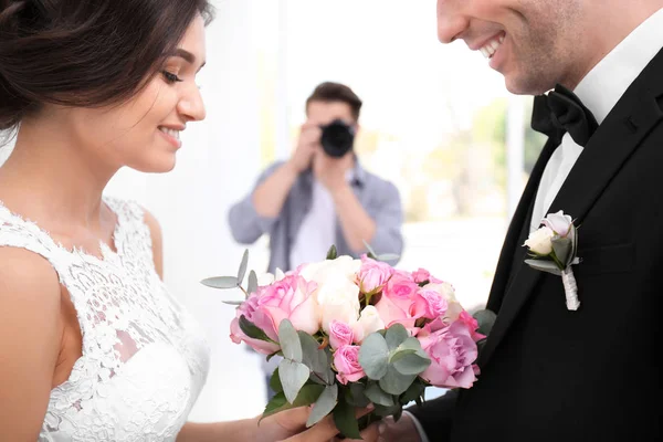 Fotógrafo Profissional Tirando Foto Casal Casamento Estúdio — Fotografia de Stock