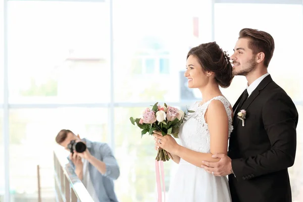 Fotógrafo Profissional Tirando Foto Casal Casamento Estúdio — Fotografia de Stock