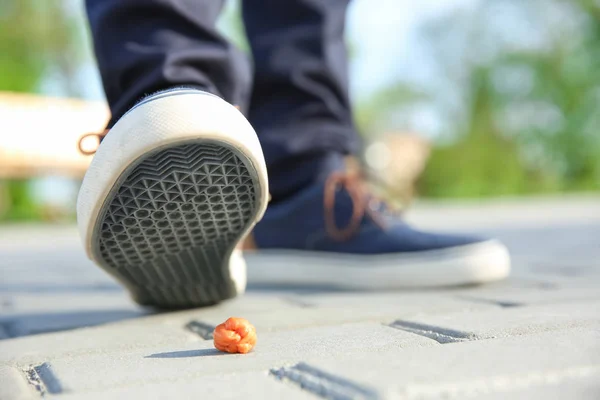 Man Stepping Chewing Gum Sidewalk Concept Stickiness — Stock Photo, Image