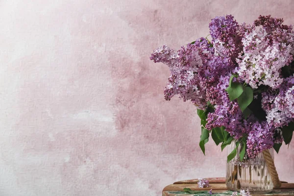 満開のライラック色背景にテーブルの上の花瓶 春の花 — ストック写真
