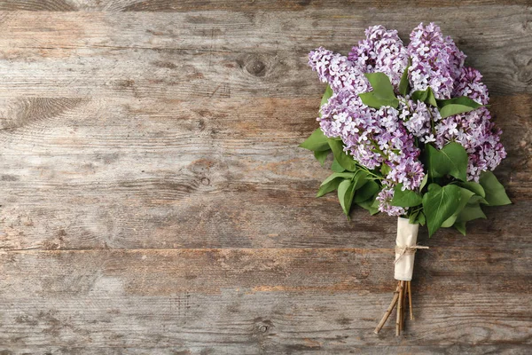 木製の背景 上面の花ライラック 春の花 — ストック写真