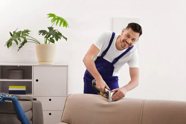 Trabajador Limpieza Seco Quitando Suciedad Del Sofá — Foto de Stock