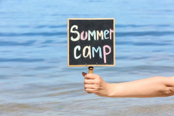 Frau Hält Kleine Tafel Mit Text Sommerlager Meer — Stockfoto