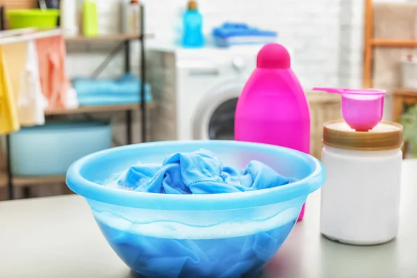 Ropa Color Con Espuma Lavabo Detergentes Mesa Baño — Foto de Stock