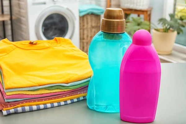 Stos Czyste Ubrania Butelki Detergentów Znajdujących Się Stole Łazience — Zdjęcie stockowe