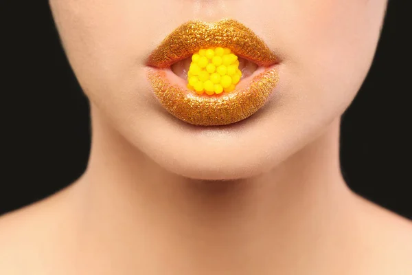 Gyönyörű Fiatal Modell Kreatív Smink Gazdaság Candy Szája Fekete Háttér — Stock Fotó