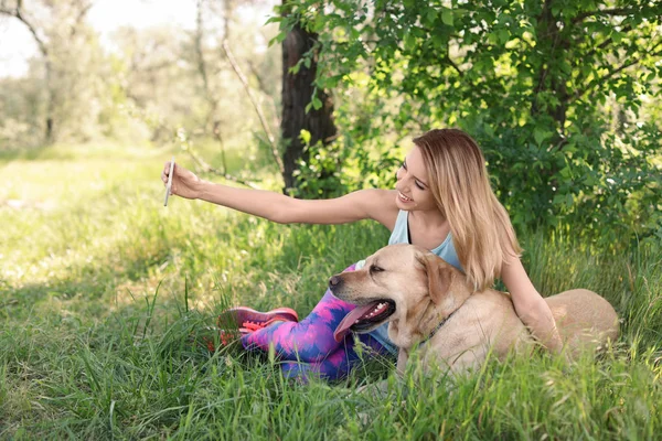 Jovem Tirar Selfie Com Cão Livre Cuidados Com Animais — Fotografia de Stock