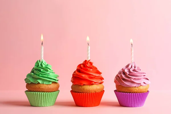 Läckra Födelsedag Muffins Med Ljus Färg Bakgrunden — Stockfoto