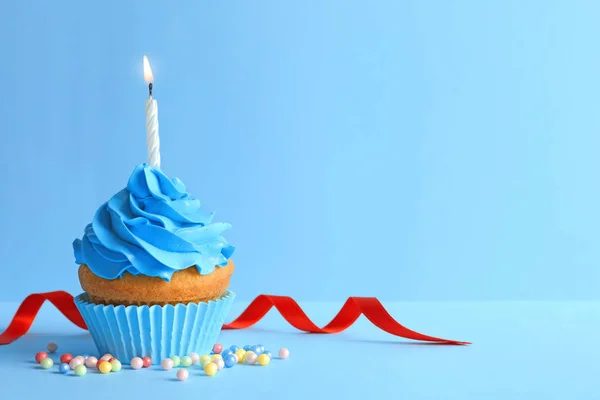 Delicioso Cupcake Aniversário Com Vela Fundo Cor — Fotografia de Stock