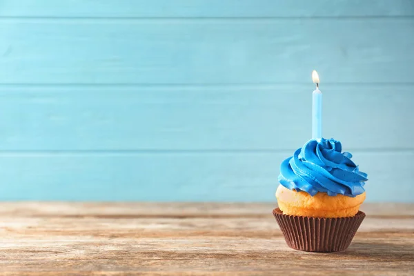 Leckerer Geburtstagskuchen Mit Kerze Auf Dem Tisch — Stockfoto