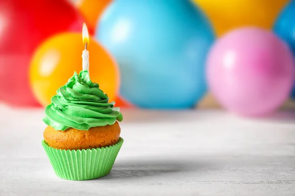 Delicioso Cupcake Cumpleaños Con Velas Globos Borrosos Fondo —  Fotos de Stock