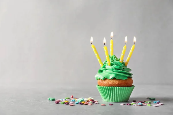 Delicioso Cupcake Cumpleaños Con Velas Sobre Fondo Gris —  Fotos de Stock