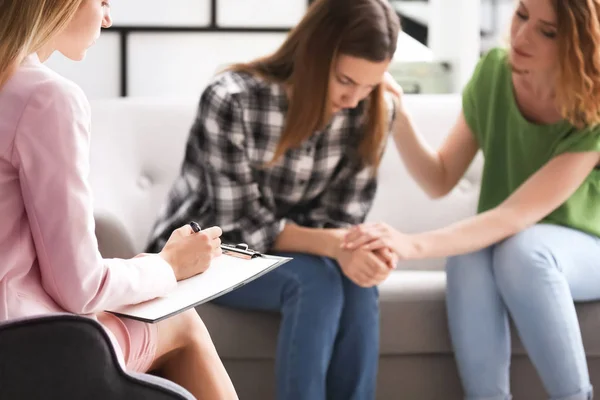 Mujer Joven Hija Adolescente Visitando Psicólogo Infantil Consultorio — Foto de Stock