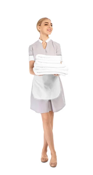 Jong Kamermeisje Met Stapel Schone Handdoeken Witte Achtergrond — Stockfoto