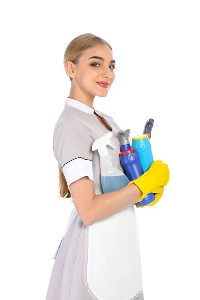 Junges Zimmermädchen Mit Waschmitteln Auf Weißem Hintergrund — Stockfoto