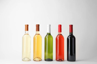 Işık arka plan üzerinde pahalı şarap şişe