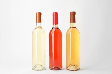 Işık arka plan üzerinde pahalı şarap şişe