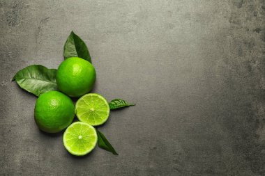 Olgun taze limes gri arka planda, üstten görünüm