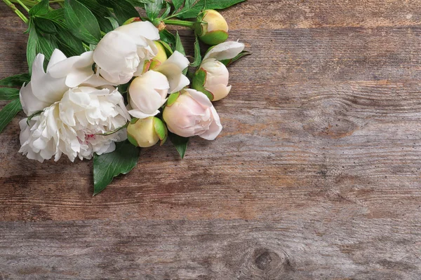 Güzel çiçek açan şakayık çiçekleri ahşap arka plan, üstten görünüm