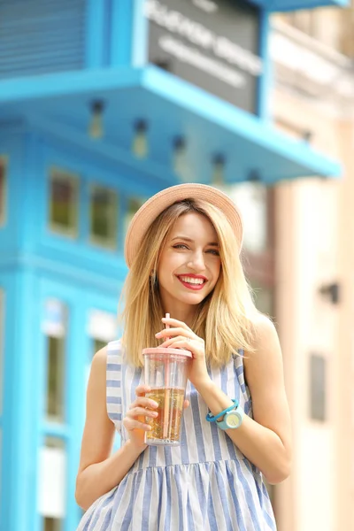 Mujer Joven Con Taza Sabrosa Limonada Aire Libre — Foto de Stock