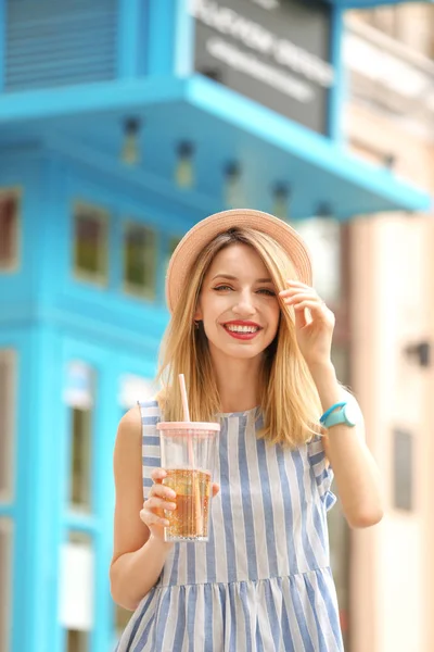 Mujer Joven Con Taza Sabrosa Limonada Aire Libre — Foto de Stock