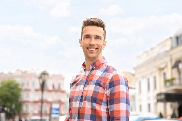 Portret Van Aantrekkelijke Jongeman Stijlvolle Outfit Buitenshuis — Stockfoto