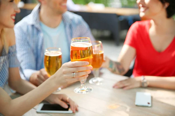 Young People Glasses Cold Beer Table — Stock Photo, Image