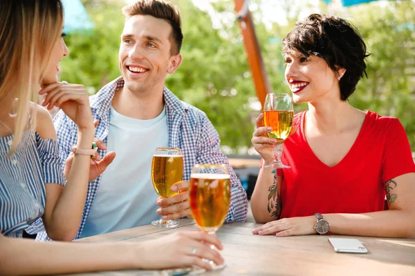 Young People Glasses Cold Beer Table — Stock Photo, Image