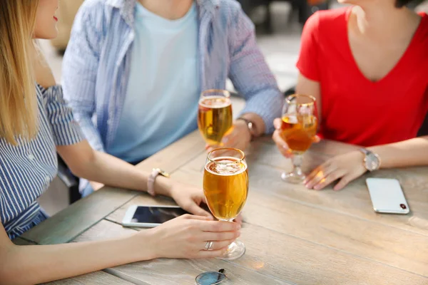 Young People Glasses Cold Beer Table — Stock Photo, Image