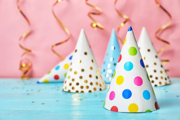 Chapeaux Fête Anniversaire Sur Table Sur Fond Couleur — Photo