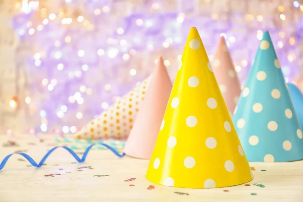 Chapeaux Fête Anniversaire Sur Table Contre Les Lumières Floues — Photo